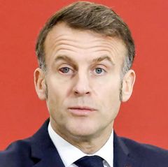 Macron mit blutunterlaufendem Auge