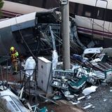 Das Innere des Zuges ist nach außen gekehrt: Teile der Inneneinrichtung wie Sitze liegen nach dem Zugunglück in Spanien verstreut auf den Gleisen – direkt neben dem, was vom Zug übrig ist