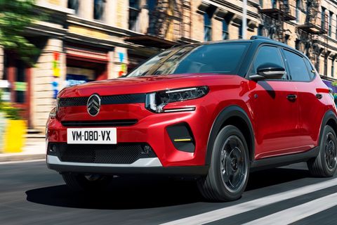 Der Stellantis Konzern bietet unter seinen verschiedenen Marken eine Reihe von vergleichsweise günstigen Elektromodellen an. Bestes Beispiel ist der 83 kW / 113 PS starke Citroen e-C3, der in der 30-kWh-Version mit einer Reichweite von rund 200 Kilometern aktuell bei knapp unter 20.000 Euro beginnt. Die Version mit mehr als 300 Kilometern Reichweite kostet knapp 25.000 Euro