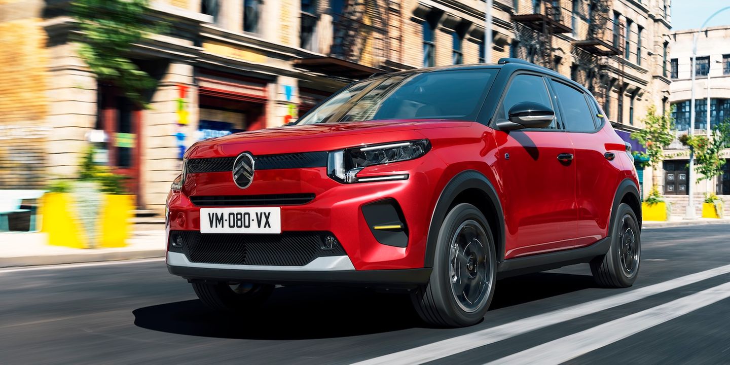 Der Stellantis Konzern bietet unter seinen verschiedenen Marken eine Reihe von vergleichsweise günstigen Elektromodellen an. Bestes Beispiel ist der 83 kW / 113 PS starke Citroen e-C3, der in der 30-kWh-Version mit einer Reichweite von rund 200 Kilometern aktuell bei knapp unter 20.000 Euro beginnt. Die Version mit mehr als 300 Kilometern Reichweite kostet knapp 25.000 Euro