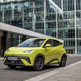 Auch der chinesische Massenhersteller BYD hat ein günstiges Elektromodell in seinem Portfolio. Der BYD Dolphin Surf ist mit seinem 65 kW / 88 PS starken Elektromotor ab knapp 23.000 Euro auf dem Markt. Seine Reichweite: 220 km mit seinem 30-kWh-Batteriepaket im Unterboden