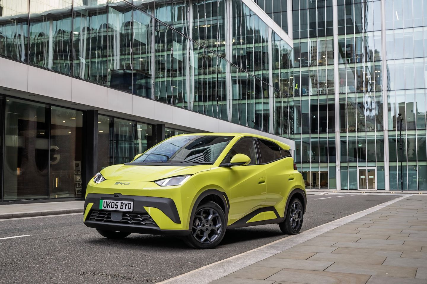 Auch der chinesische Massenhersteller BYD hat ein günstiges Elektromodell in seinem Portfolio. Der BYD Dolphin Surf ist mit seinem 65 kW / 88 PS starken Elektromotor ab knapp 23.000 Euro auf dem Markt. Seine Reichweite: 220 km mit seinem 30-kWh-Batteriepaket im Unterboden