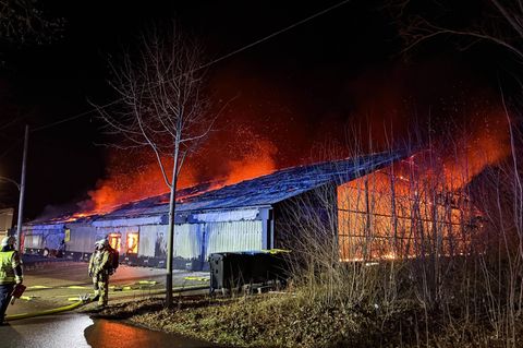 Eine Trampolinhalle in Recklinghausen brennt. (Foto aktuell) Foto: Marc Gruber/7aktuell.de/dpa