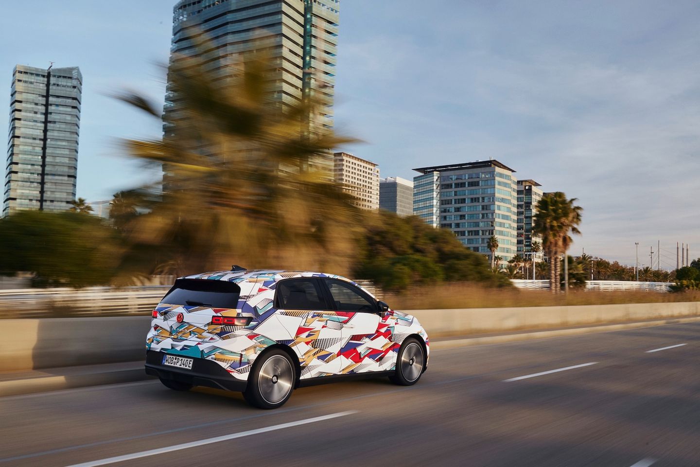 Das von Volkswagen angekündigte Billigmodell des ID1 lässt noch etwas auf sich warten, doch in den nächsten Monaten bringen die Wolfsburger immerhin den elektrischen ID Polo auf den Markt. Er soll sich nicht nur deutlich wertiger als viele bisherigen ID-Modelle präsentieren, sondern auch ab knapp 25.000 Euro zu haben sein