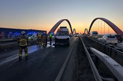 Auf dieser Brücke der A42 bei Bottrop kam es zum schweren Unfall durch Glätte