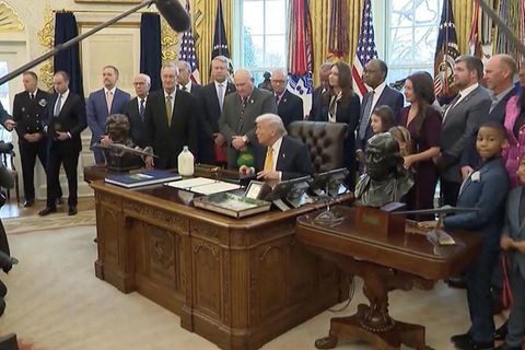 Donald Trump gibt eine Pressekonferenz.