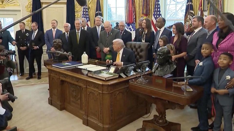 Donald Trump gibt eine Pressekonferenz.