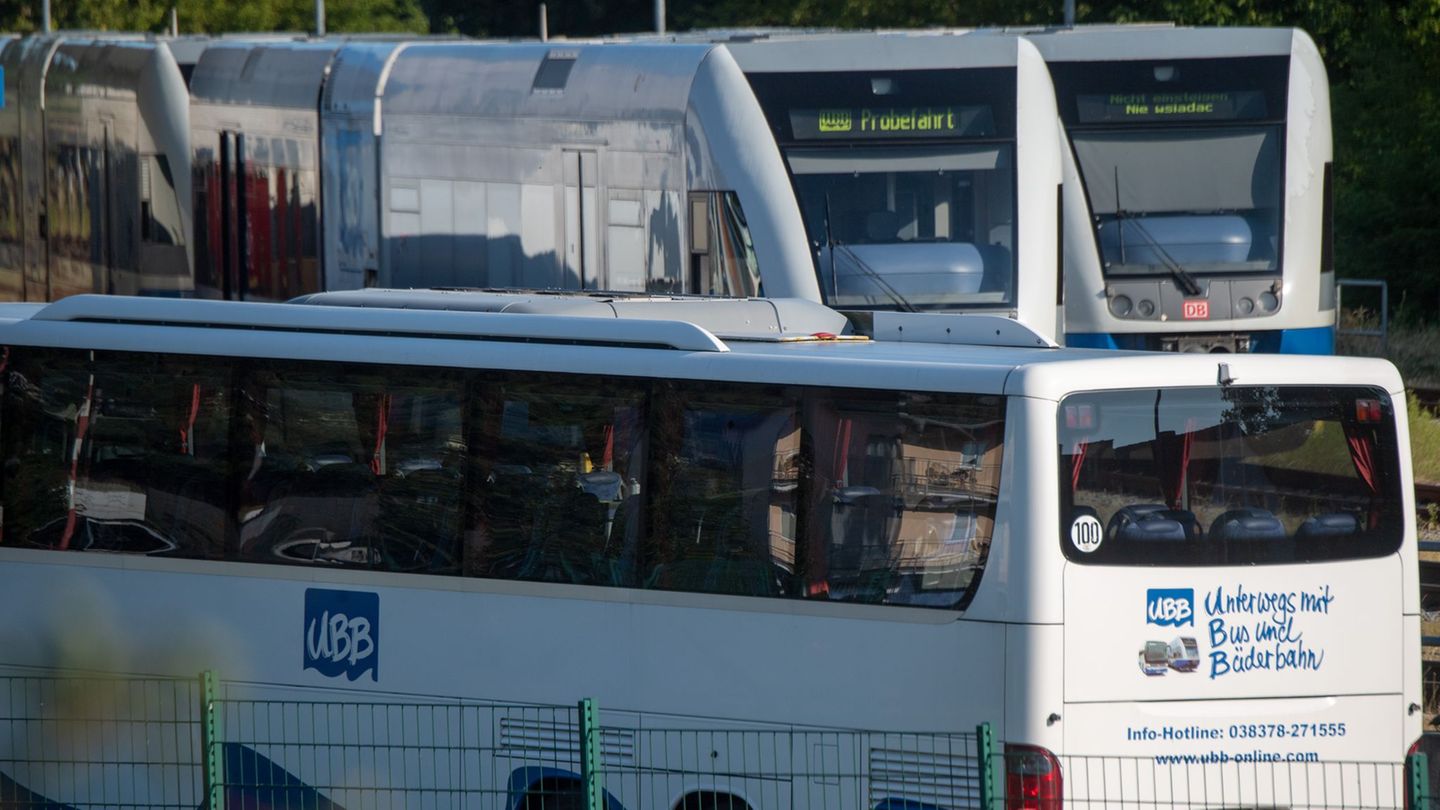 Die UBB stellt die Fernbuslinie zwischen Usedom und Berlin ein. (Archivbild) Foto: Stefan Sauer/dpa