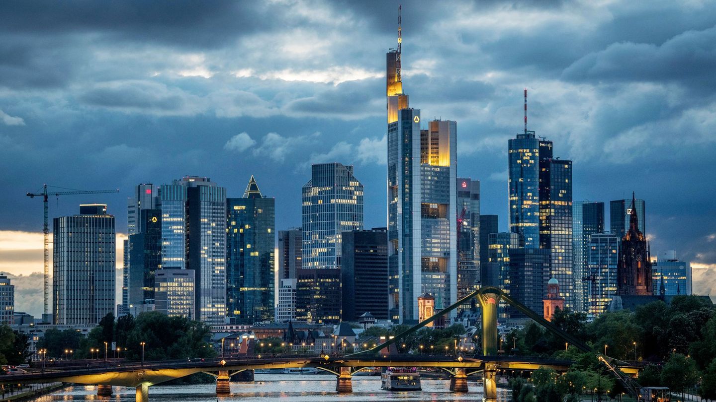 Banken halten sich wegen der Wirtschaftsflaute mit Krediten zurück. (Symbolbild) Foto: Boris Roessler/dpa/dpa-tmn