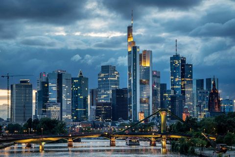 Banken halten sich wegen der Wirtschaftsflaute mit Krediten zurück. (Symbolbild) Foto: Boris Roessler/dpa/dpa-tmn