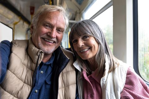 Senioren mit Rentenausweis fahren Bahn