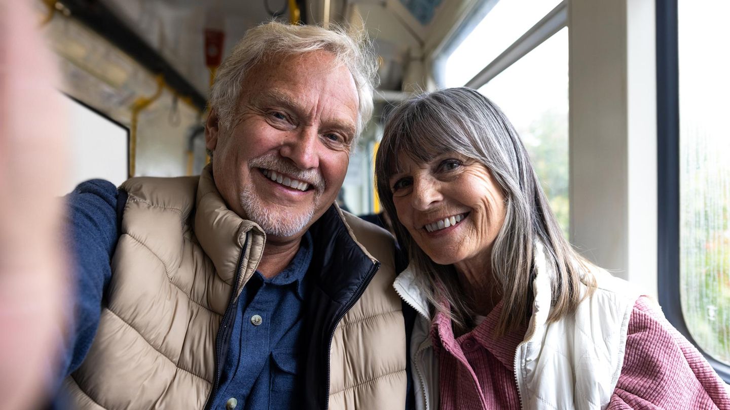 Senioren mit Rentenausweis fahren Bahn