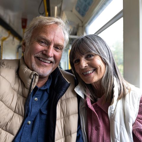 Senioren mit Rentenausweis fahren Bahn