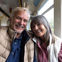 Senioren mit Rentenausweis fahren Bahn