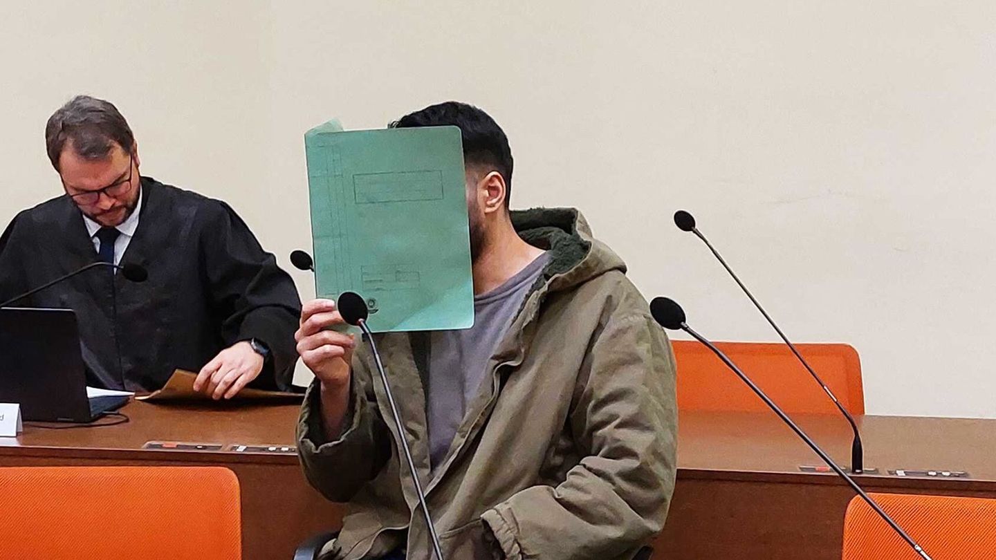 Auch am zweiten Prozesstag verdeckte der Angeklagte sein Gesicht. Foto: Britta Schultejans/dpa