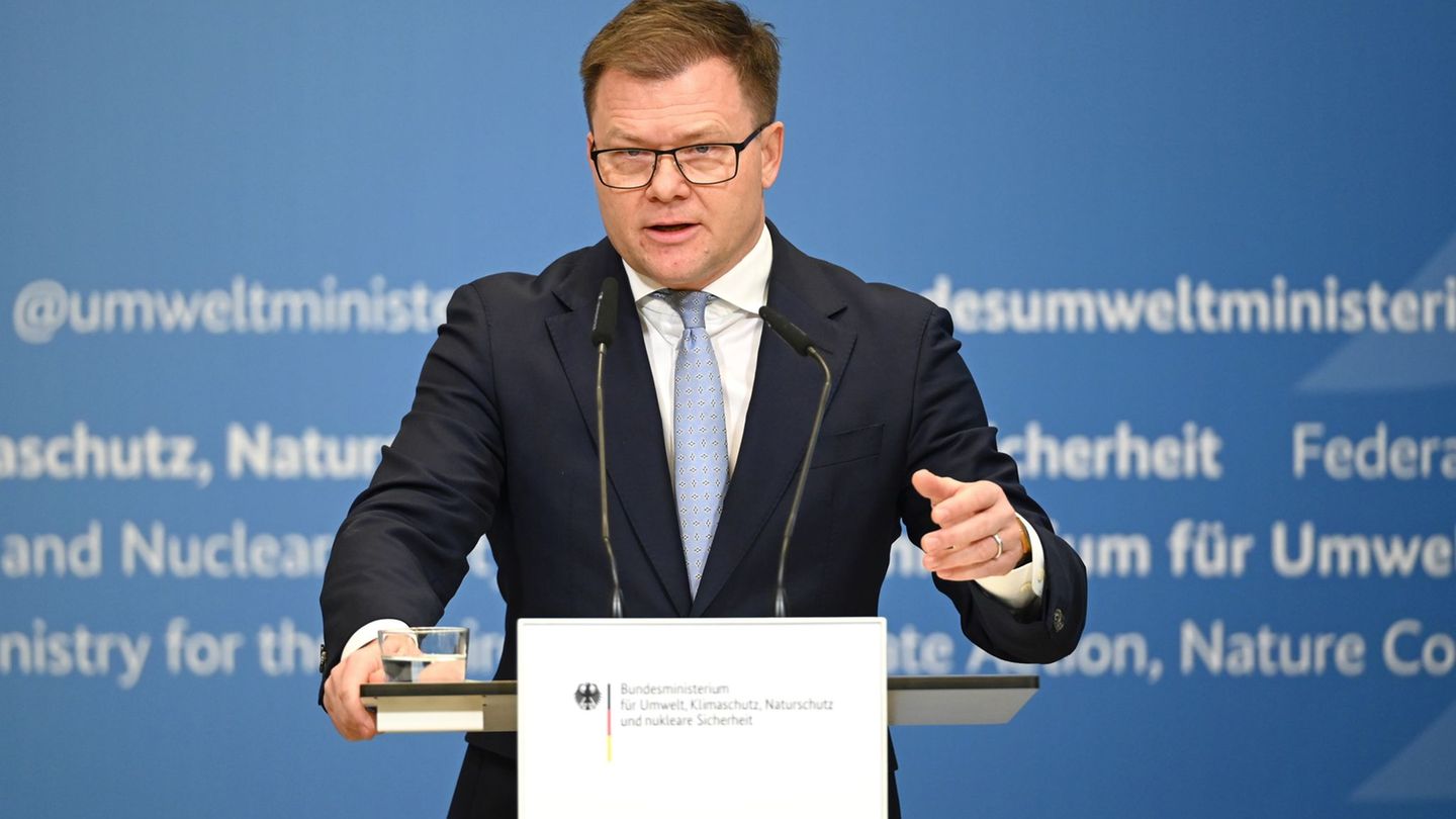 "Richtig geile Autos" bringen die deutschen Hersteller nach Ansicht von Bundesumweltminister Carsten Schneider (SPD) auf den Mar