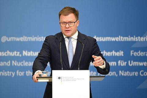 "Richtig geile Autos" bringen die deutschen Hersteller nach Ansicht von Bundesumweltminister Carsten Schneider (SPD) auf den Mar