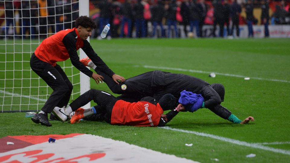 Kampf ums Handtuch: Marokkanische Balljungen ringen während des Endspiels des Afrika-Cups mit dem Ersatzkeeper vom Senegal