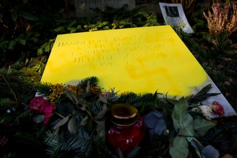 Unbekannte haben auf den Grabstein ein Hakenkreuz gesprüht. Foto: Christian Charisius/dpa