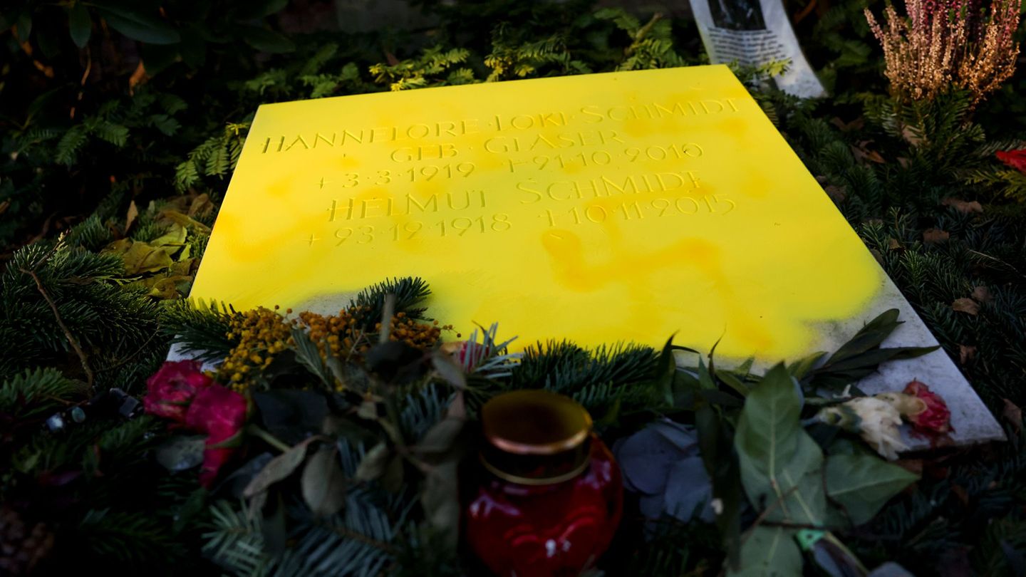 Unbekannte haben auf den Grabstein ein Hakenkreuz gesprüht. Foto: Christian Charisius/dpa