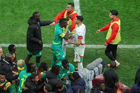 Afrika-Cup: Marokkos Achraf Hakimi (mitte rechts) ) und Senegals Idrissa Gueye diskutieren heftig