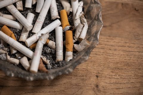 Rauchen hängt eng mit dem Risiko für Lungenkrebs zusammen. Foto: Hannes P Albert/dpa