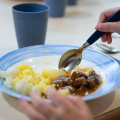 Gratis-Mittagessen in den Kitas wäre für viele Familien eine große Erleichterung - die Umsetzung steht allerdings aus. (Symbolbi
