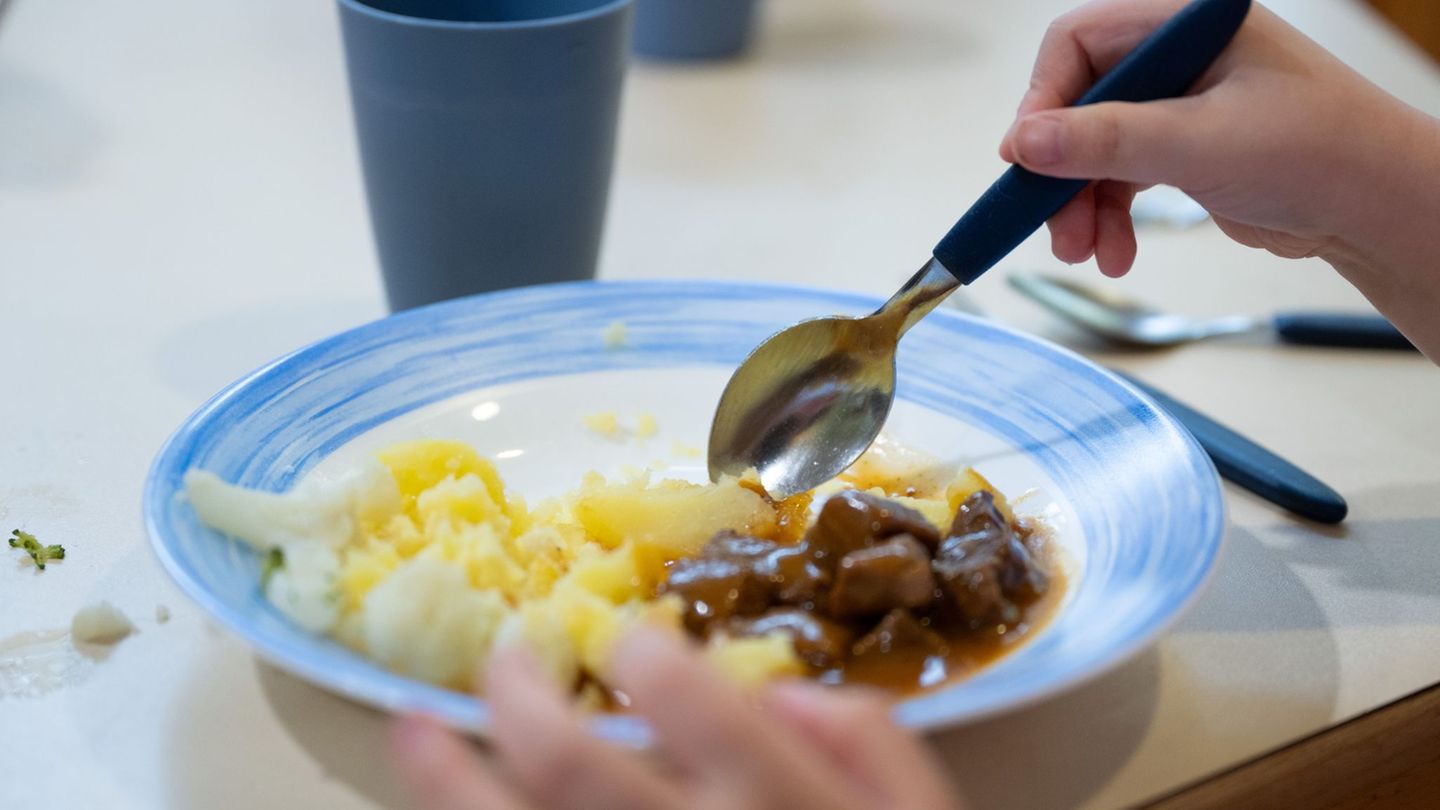 Gratis-Mittagessen in den Kitas wäre für viele Familien eine große Erleichterung - die Umsetzung steht allerdings aus. (Symbolbi
