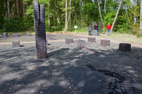 Die KZ-Gedenkstätte in Wöbbelin (Landkreis Ludwigslust-Parchim) bietet Programme für Schulklassen an. (Archivbild) Foto: Jens Bü