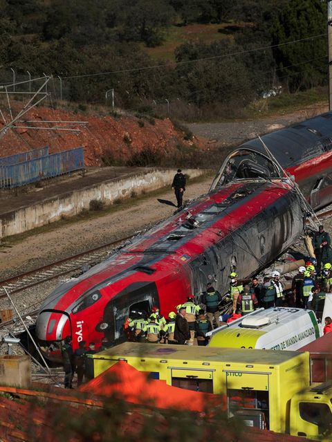 Einsatzkräfte der Guardia Civil, der Gendarmerie Spaniens, an der Unglücksstelle neben einem der zerstörten Züge