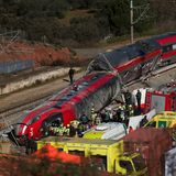 Einsatzkräfte der Guardia Civil, der Gendarmerie Spaniens, an der Unglücksstelle neben einem der zerstörten Züge