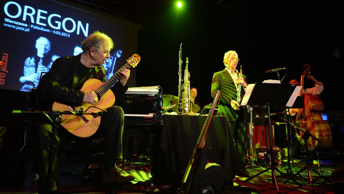 Der US-Jazzgitarrist Ralph Towner (links) ist im Alter von 85 Jahren in Rom gestorben. (Archivbild) Foto: picture alliance / dpa