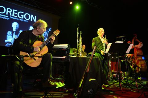 Der US-Jazzgitarrist Ralph Towner (links) ist im Alter von 85 Jahren in Rom gestorben. (Archivbild) Foto: picture alliance / dpa