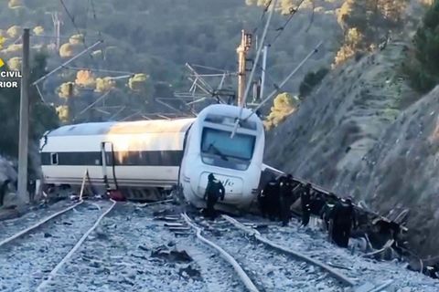 In dieser Aufnahme aus einem von der Guardia Civil zur Verfügung gestellten Video sind Rettungskräfte nach einem Zusammenstoß mit einem Hochgeschwindigkeitszug zu sehen