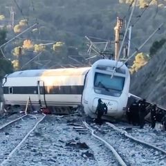 In dieser Aufnahme aus einem von der Guardia Civil zur Verfügung gestellten Video sind Rettungskräfte nach einem Zusammenstoß mit einem Hochgeschwindigkeitszug zu sehen