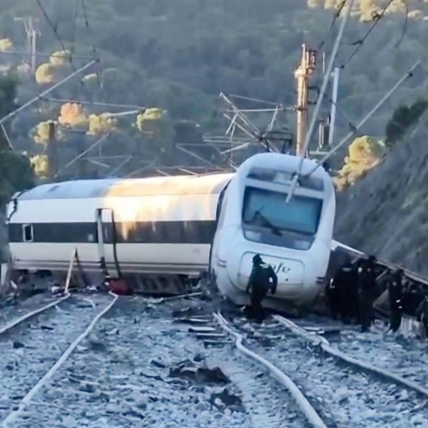 In dieser Aufnahme aus einem von der Guardia Civil zur Verfügung gestellten Video sind Rettungskräfte nach einem Zusammenstoß mit einem Hochgeschwindigkeitszug zu sehen