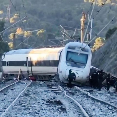 In dieser Aufnahme aus einem von der Guardia Civil zur Verfügung gestellten Video sind Rettungskräfte nach einem Zusammenstoß mit einem Hochgeschwindigkeitszug zu sehen