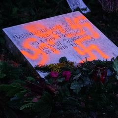 Mit orangenen Hakenkreuzen verunstalteter Grabstein von Loki und Helmut Schmidt