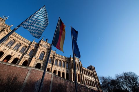 Der Graffiti-Schriftzug am Landtag ist etwa acht Meter lang. (Archivbild) Foto: Sven Hoppe/dpa