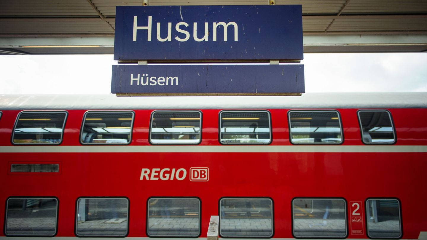 Am Wochenende kommt es wegen Bauarbeiten zu Einschränkungen bei der Bahn rund um Husum (Archivbild). Foto: Gregor Fischer/dpa