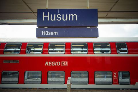 Am Wochenende kommt es wegen Bauarbeiten zu Einschränkungen bei der Bahn rund um Husum (Archivbild). Foto: Gregor Fischer/dpa