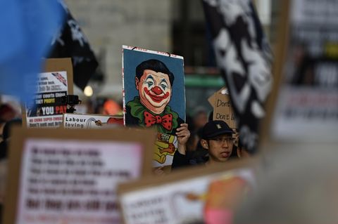 Exil-Chinesen, Uiguren, Tibeter und Taiwanesen protestieren seit Wochen vor dem Gelände des Royal Mint Court in London, wo Chinas neue "Super-Botschaft" entstehen soll