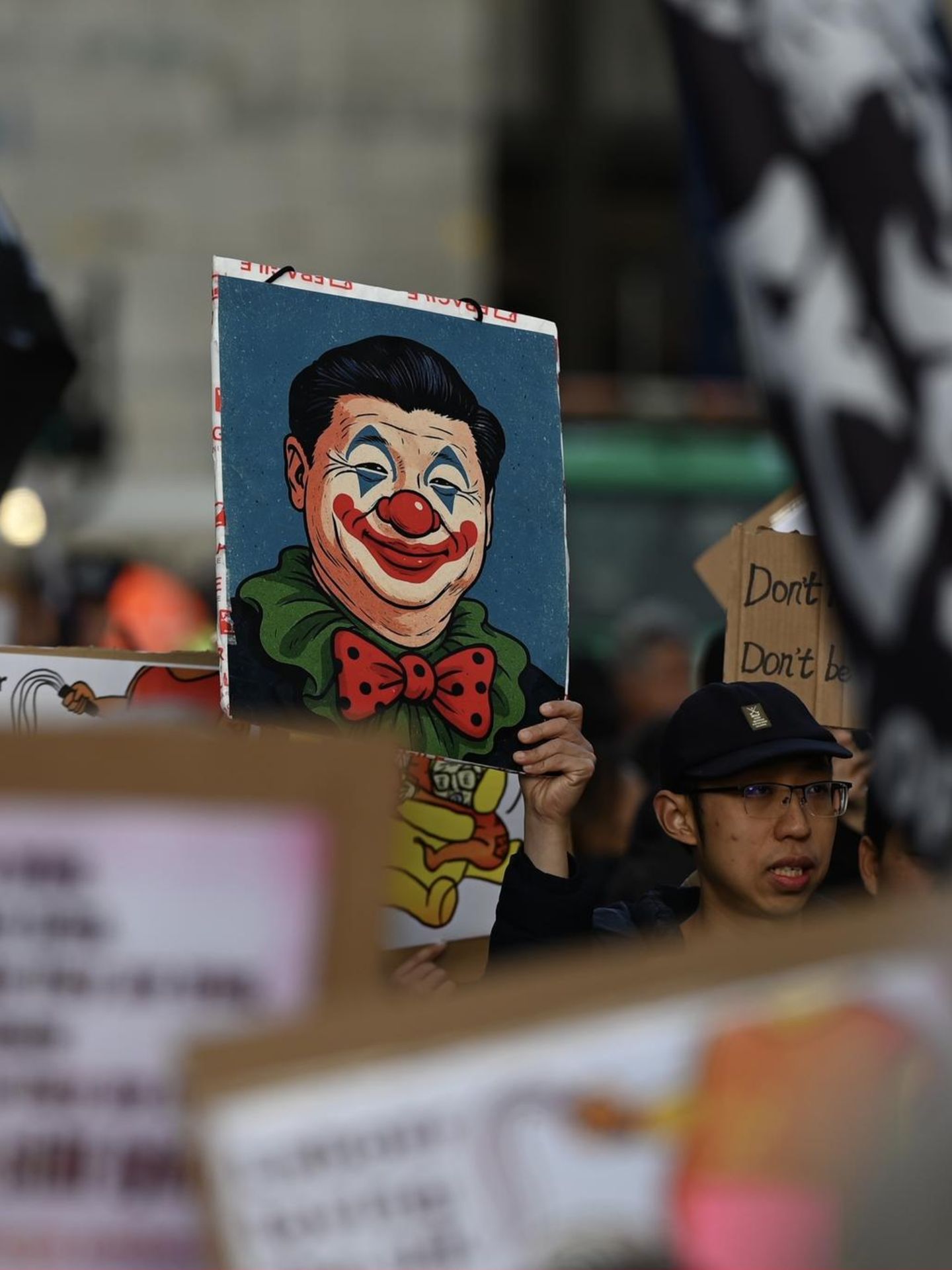 Exil-Chinesen, Uiguren, Tibeter und Taiwanesen protestieren seit Wochen vor dem Gelände des Royal Mint Court in London, wo Chinas neue "Super-Botschaft" entstehen soll