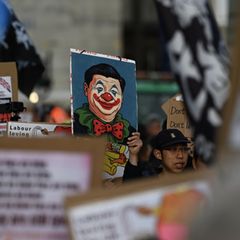 Exil-Chinesen, Uiguren, Tibeter und Taiwanesen protestieren seit Wochen vor dem Gelände des Royal Mint Court in London, wo Chinas neue "Super-Botschaft" entstehen soll