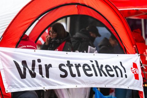 Lehrkräfte und Hochschulbeschäftigte fordern bessere Bezahlung (Archivbild) Foto: Kristin Schmidt/dpa-Zentralbild/dpa