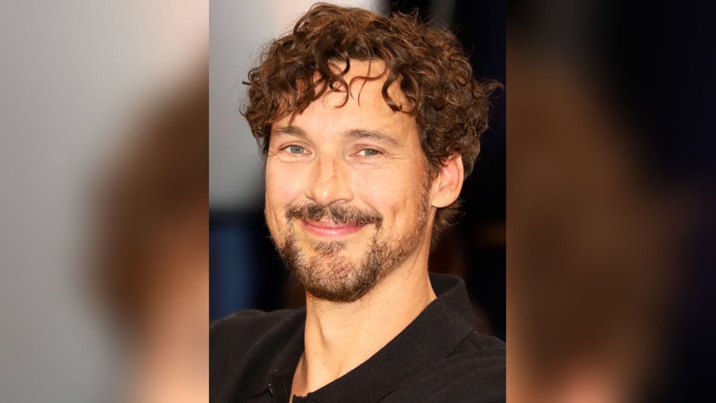 Florian David Fitz wird mit dem Ehrenpreis des Bayerischen Ministerpräsidenten ausgezeichnet.