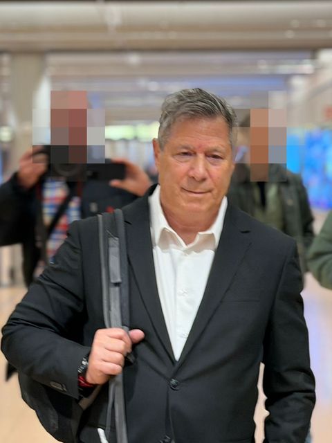 David Barkay auf dem Weg ins Gericht zum Prozess gegen Christina Block