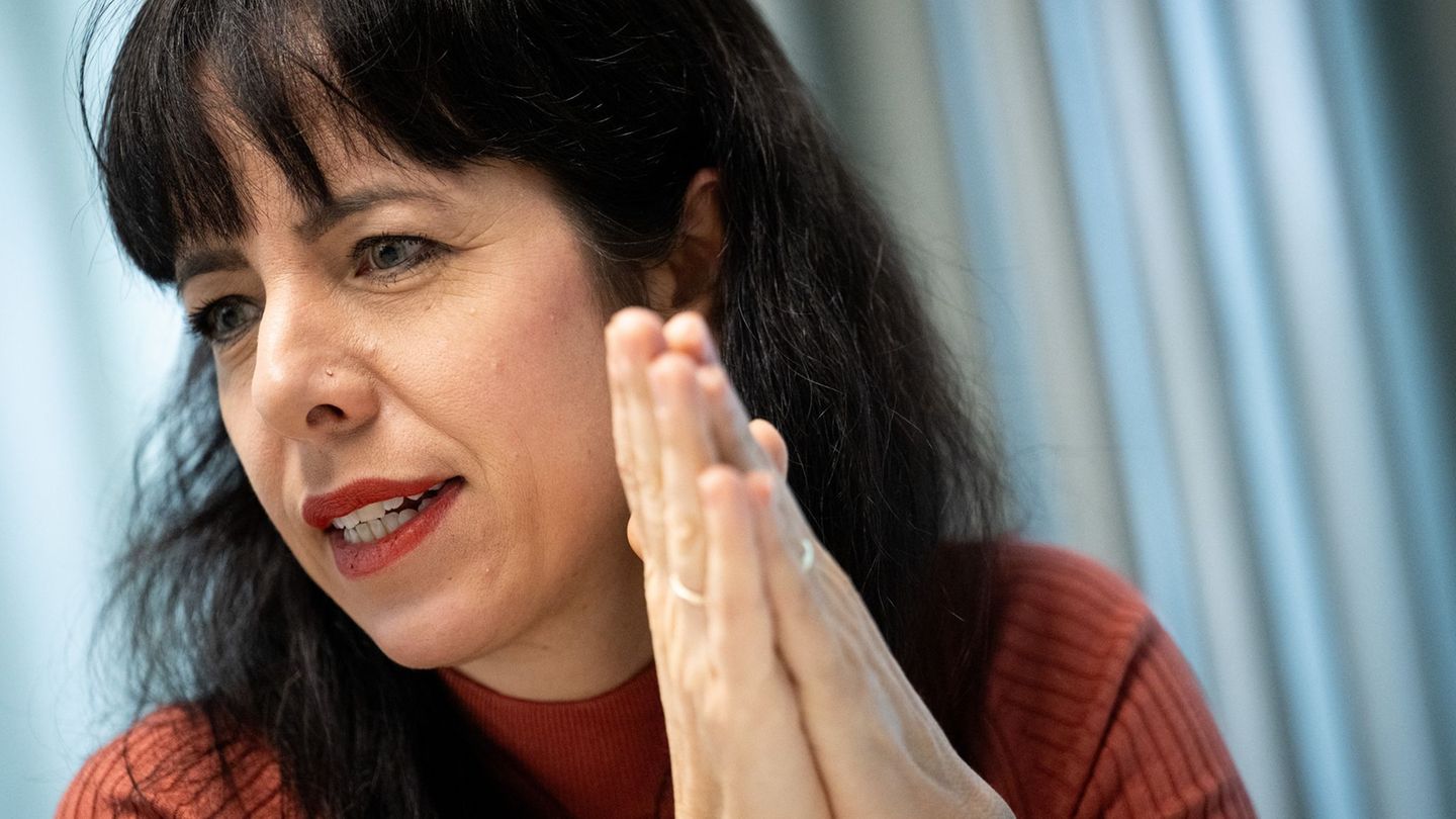 Linke-Spitzenkandidatin Elif Eralp weist auf Probleme im Bezirk Neukölln wie steigende Mieten hin. (Archivbild) Foto: Sebastian