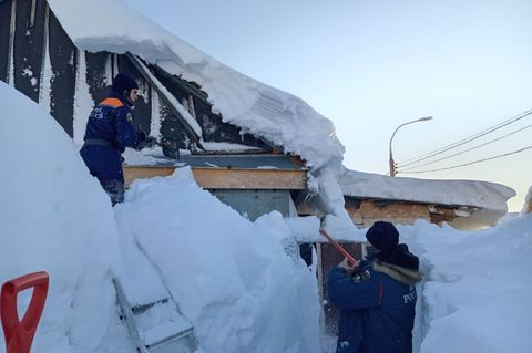 Einsatzkräfte kämpfen auf der fernöstlichen Halbinsel Kamtschatka gegen die Schneemassen. Foto: -/Government of Kamchatka Territ