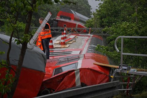 Vier Frauen sowie ein 13-Jähriger starben bei dem Unfall. (Archivbild) Foto: Uwe Lein/dpa